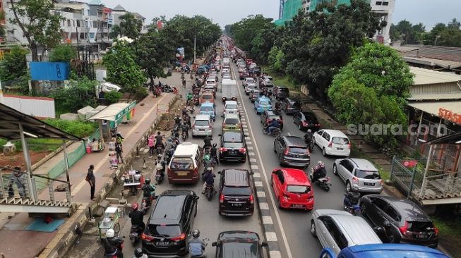 Kendaraan Mengular di Hari ke-5 PSBB, Lenteng Agung Macet Parah Sore Ini