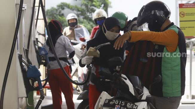 Petugas SPBU mengisi bahan bakar di SPBU Cikini, Jakarta Pusat, Selasa (14/4). [Suara.com/Angga Budhiyanto]