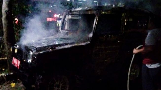 Mobil Suzuki Katana Terbakar di Kantor Kelurahan Rawa Bunga, Satu Orang Tewas