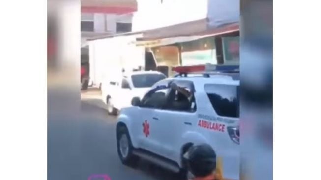 Mobil Toyota Fortuner dijadikan ambulans untuk membawa pasien corona (Facebook-Ananda Bambang)