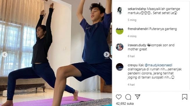 Gaya kompak Maudy Koesnaedi dan Eddy Maliq Meijer melakukan beberapa pose yoga saat di rumah aja. (Instagram/@maudykoesnaedi)