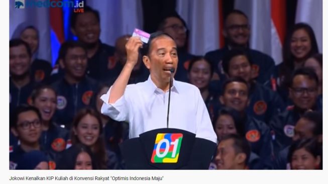 Jokowi memegang KIP saat kampanye Pilpres 2019. (YouTube/metrotvnews)