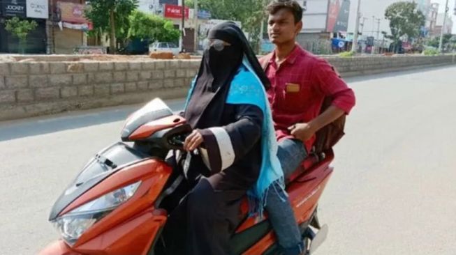 Demi sang anak, emak-emak ini rela naik motor sejauh ribuan kilometer (Cartoq)