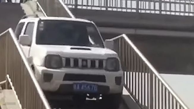 Suzuki Jimny nyasar ke jembatan penyeberangan (SCMP)