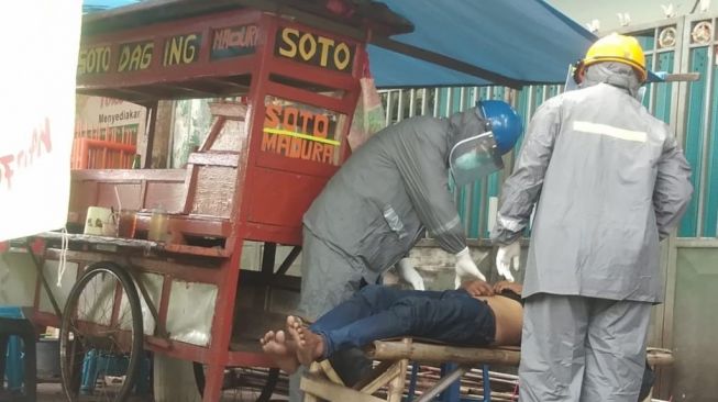 Penjaga Sekolah Tewas Mendadak Habis Makan Soto, Dievakuasi Medis Corona