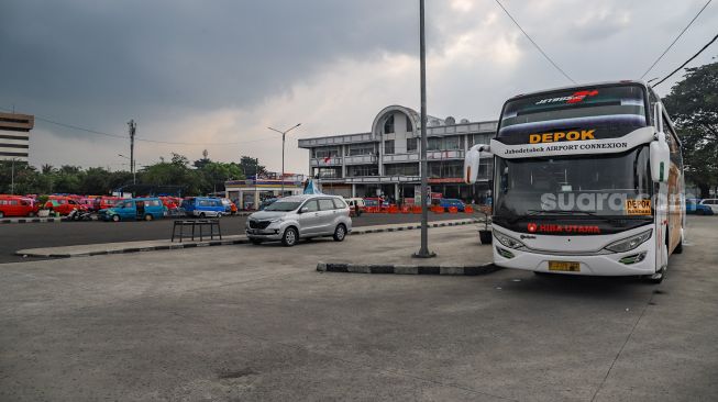 Kondisi sepi di Terminal Bus Depok, Jawa Barat, Selasa (14/4). [Suara.com/Alfian Winanto]
