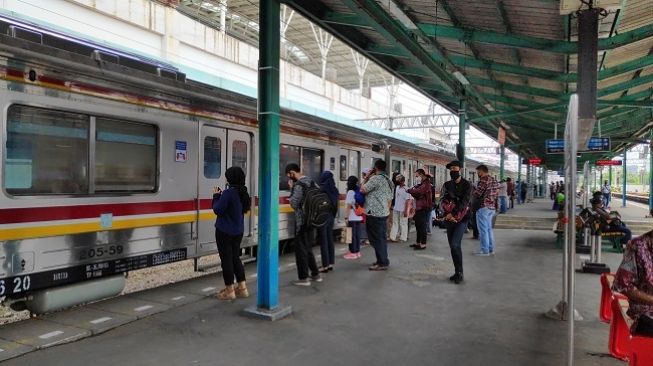 Penumpang Terlantar hingga Tidur di Stasiun Rata-rata Pulang ke Arah Bogor