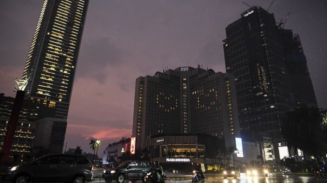 Hotel Grand Hyatt menyalakan lampu kamarnya membentuk lambang hati di kawasan Bundaran HI, jakarta, Senin (13/4). [ANTARA FOTO/Hafidz Mubarak]

