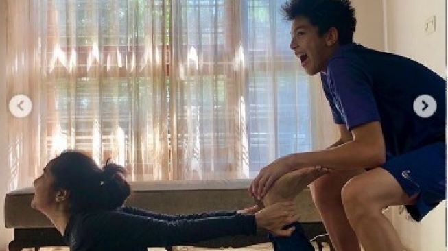 Gaya kompak Maudy Koesnaedi dan Eddy Maliq Meijer melakukan beberapa pose yoga saat di rumah aja. (Instagram/@maudykoesnaedi)