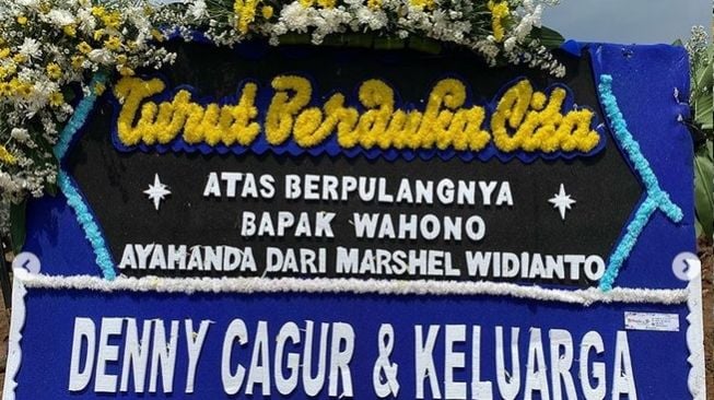 Karangan bung dari Denny Cagur atas meninggalnya ayah Marshel Widianto. [Instagram]