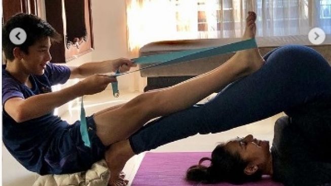 Gaya kompak Maudy Koesnaedi dan Eddy Maliq Meijer melakukan beberapa pose yoga saat di rumah aja. (Instagram/@maudykoesnaedi)