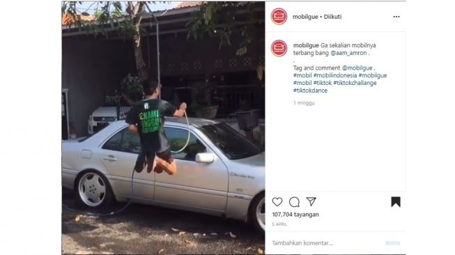 Cuci Mobil Sambil Terbang, Warganet Salah Fokus dengan Mobilnya