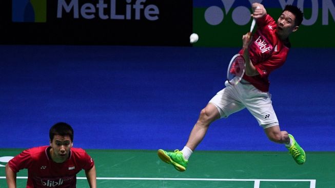 Pasangan ganda putra Indonesia, Kevin Sanjaya Sukamuljo/Marcus Fernaldi Gideon, saat bertanding melawan Li Jun Hui/Liu Yu Chen (China) di babak final All England 2017, Minggu (12/3). [AFP/Justin Tallis]