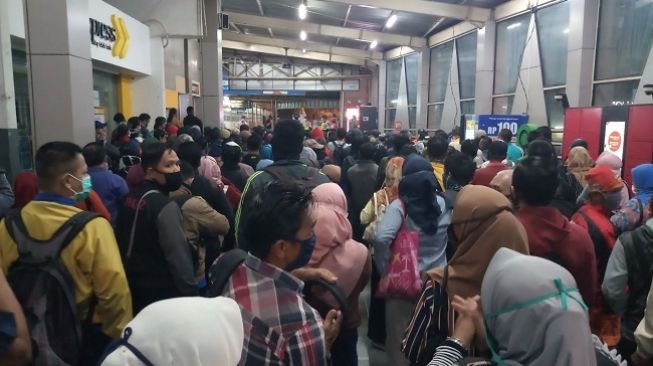 PSBB Depok Resmi Berlaku, Penumpang KRL Berdesakan di Stasiun Citayam