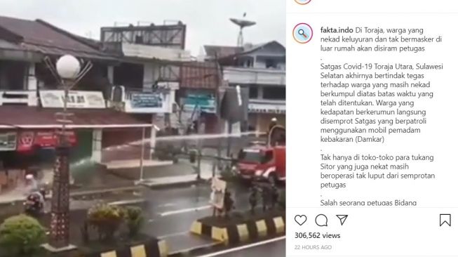 Petugas damkar menyemprot pemotor yang tak pakai masker selama pandemi corona (Instagram-fakta.indo)