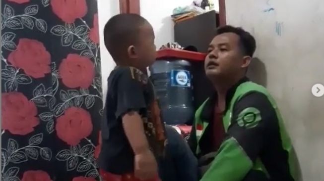 Bikin Haru, Anak Driver Ojol ini Nangis Tak Mau Ditinggal Ayahnya Narik