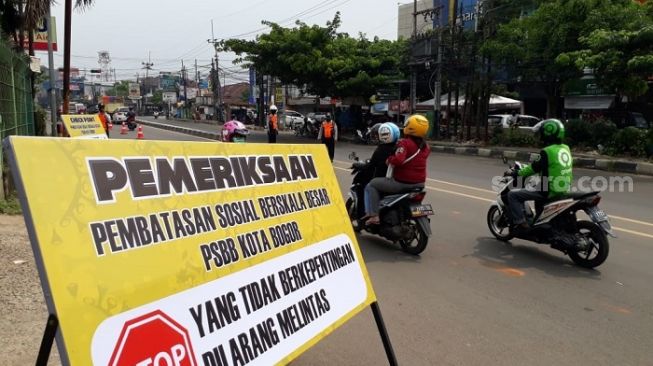 PSBB Bogor Hari Pertama, Polisi Cegat Pemotor Tak Bermasker dan Boncengan