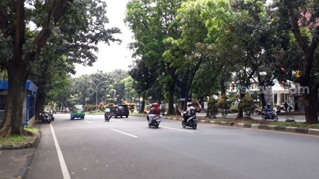 Hari pertama pemberlakukan PSBB, Jalan Padjajaran di Bogor terpantau lengang. (Suara.com/Bagaskara).