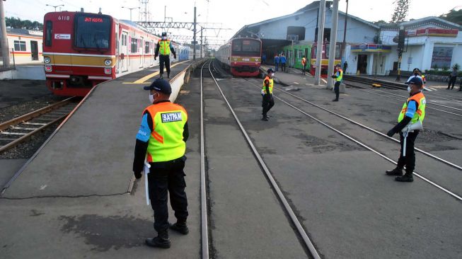 Sejumlah petugas keamanan berjaga di Stasiun Bogor, Jawa Barat, Rabu (15/4).[ ANTARA FOTO/Arif Firmansyah]