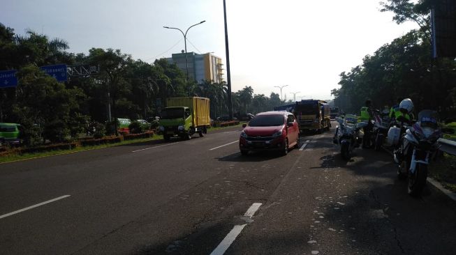 Hari Pertama PSBB, Polisi Periksa Kendaraan Keluar Masuk Kota Bogor