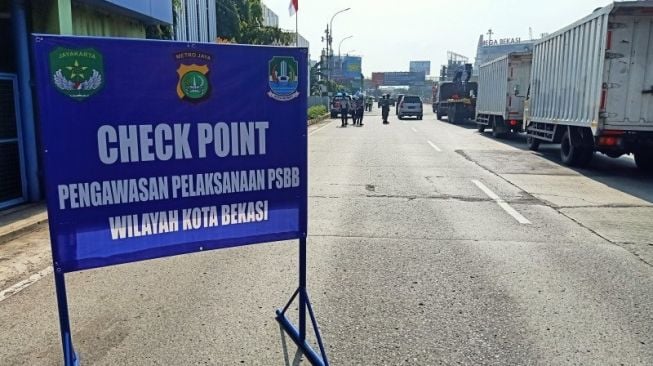 Hari Pertama PSBB Corona di Bekasi, Kendaraan Keluar Tol Diperiksa