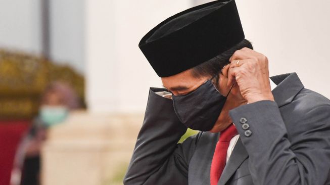 Presiden Joko Widodo memakai masker (kiri) bersiap melantik Ahmad Riza Patria sebagai Wakil Gubernur DKI Jakarta di Istana Merdeka, Jakarta, Rabu (15/4). [ANTARA FOTO/Hafidz Mubarak]