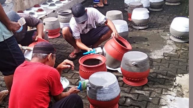 Tolak Bala Virus Corona, Warga Tegalrejo Pasang Gentong Air di Depan Rumah