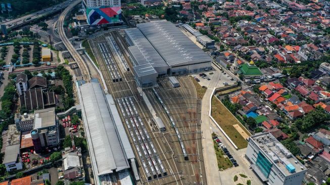 Suasana di depo Mass Rapid Transit (MRT) di Lebak Bulus, Jakarta, Kamis (16/4). [ANTARA FOTO/Galih Pradipta]