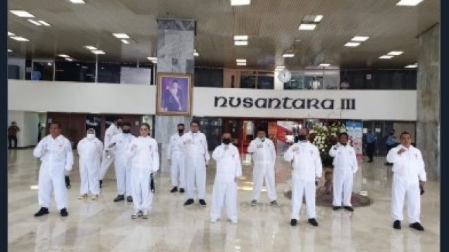 Dicibir Warganet, Foto Anggota DPR Pakai APD Jadi Meme Kocak Begini