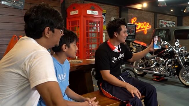 Fiat 500 Andre Taulany ditawar oleh Baim Wong beserta istrinya (Youtube-Taulany TV)