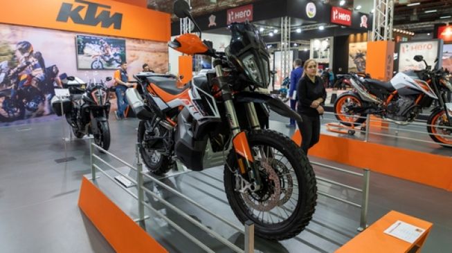 KTM 790 Adventure R saat dipamerkan di Istanbul, Turki, 2020 [Shutterstock].