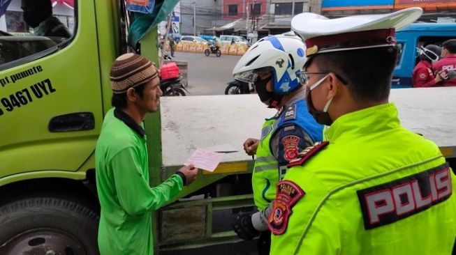 Pengendara Tak Bermasker saat PSBB Bogor Dicegat Polisi, Nama Dicatat!