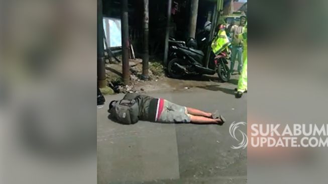 Pria Mendadak Pingsan di Jalanan, Dievakuasi Medis Sesuai Prosedur Corona