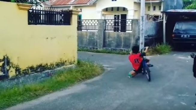 Aksi Bocah Cornering Pakai Sepeda Bikin Takjub, Pebalap MotoGP Pasti Minder