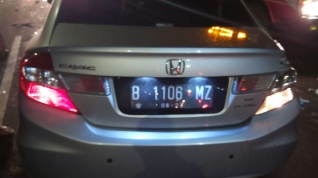 Penampakan mobil Honda City terkait kecelakaan maut yang menewaskan lima pekerja di tol JOOR. (istimewa).