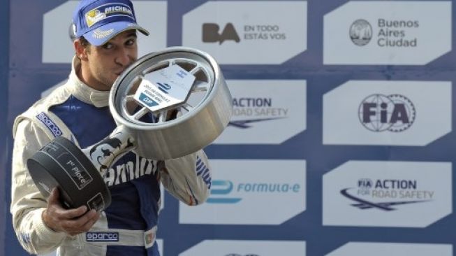 Antonio Felix da Costa saat memenangi balap ePrix Formula E di Buenos Aires, Argentina, 2015 setelah mengalahkan putra driver F1 Alain Prost, Nicolas Prost [AFP/Alejandro Pagni].