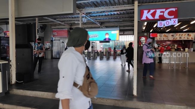 Suasana penumpang KRL di Stasiun Manggarai saat pemberlakuan PSBB. (Suara.com/Bagaskara).