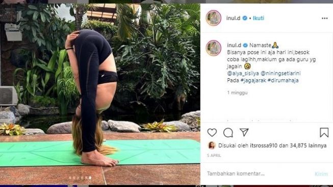 Inul pakai sport bra sambil yoga. (Instagram/@inul.d)