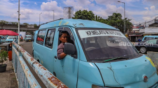 Angkutan kota  bersiap beroperasi di Terminal Kampung Melayu, Jakarta Timur, Kamis (16/4). [Suara.com/Alfian Winanto]