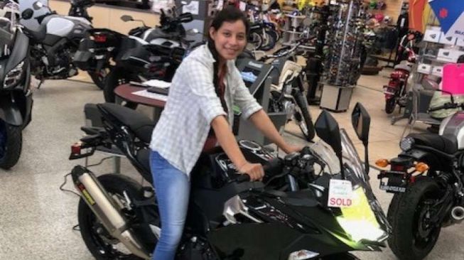 Perawat dapat Kawasaki Ninja 400 setelah motornya dicuri.[news4sanantonio.com]