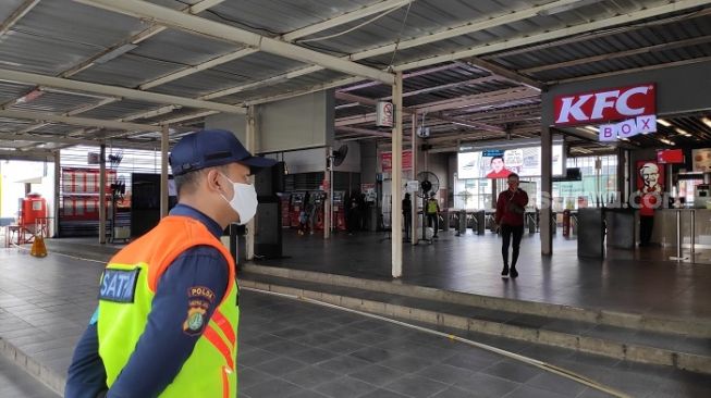 Jam Operasional Dibatasi, Banyak Penumpang KRL Terpaksa Bermalam di Stasiun