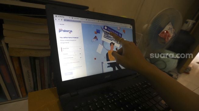 Warga mengisi formulir pendaftaran Kartu Pra Kerja secara online di tempat tinggalnya di kawasan Jati Padang, Jakarta, Kamis (16/4).  [Suara.com/Angga Budhiyanto]