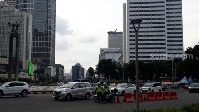 Ditegur Petugas! Masih Banyak Pengendara Langgar PSBB di Bundaran HI