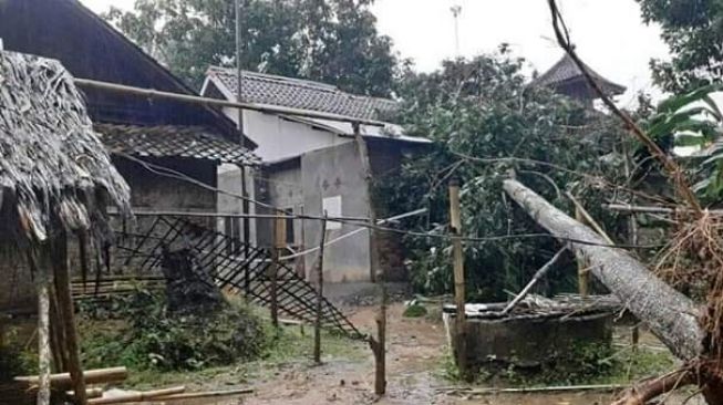 121 Rumah Warga Tiga Desa di Kecamatanunjul Rusak