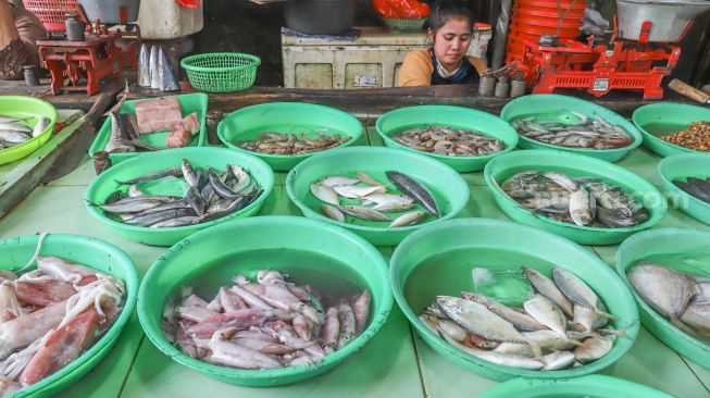 Pedagang ikan menanti pembeli di Pasar Minggu, Jakarta Selatan, Jumat (17/4). [Suara.com/Alfian Winanto]