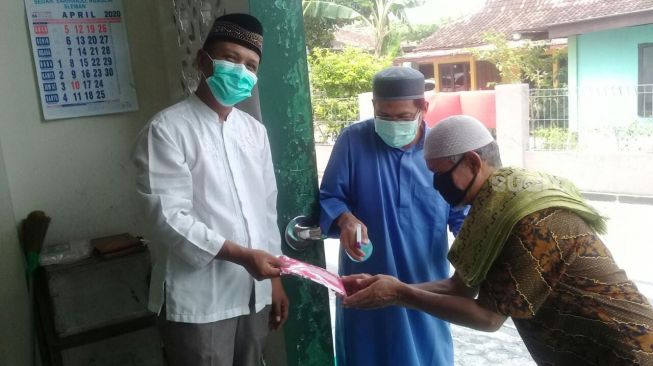 Gerak Swadaya, Warga Dusun Sedan Bagikan Masker ke Jamaah Sholat Jumat