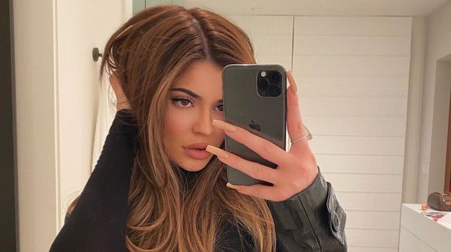 Gaya Seksi Kylie Jenner Main Tenis, Raketnya Seharga Motor