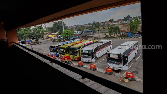 Sejumlah bus Antar Kota Antar Provinsi (AKAP) terparkir di Terminal Kampung Rambutan, Jakarta, Jumat  (17/4). [Suara.com/Alfian Winanto]