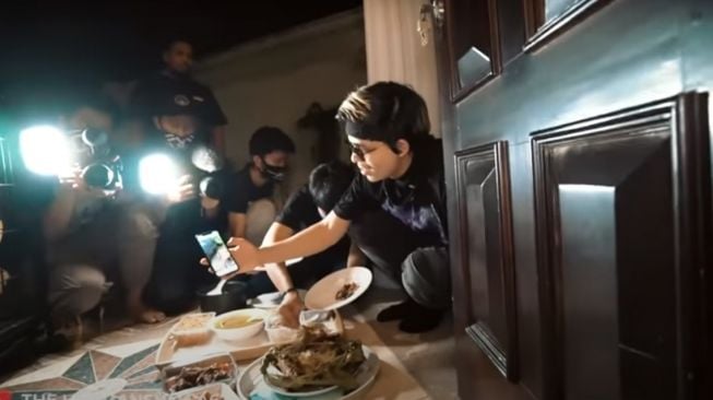 Atta Halilintar dan timnya makan di teras rumah Anang Hermansyah [YouTube/The Hermansyah A6]