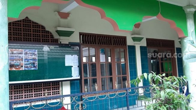 Pantauan Masjid Nurul Falah Margahayu di Bekasi, Jawa Barat yang melaksanakan salat Jumat saat pemberlakuan PSBB. (Suara.com/Ummi HS).